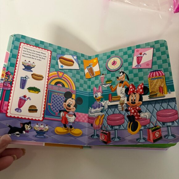 Disney Junior Little First Look & Find 4-Book Set Minnie Friends Princess Magic - Picture 5 of 9